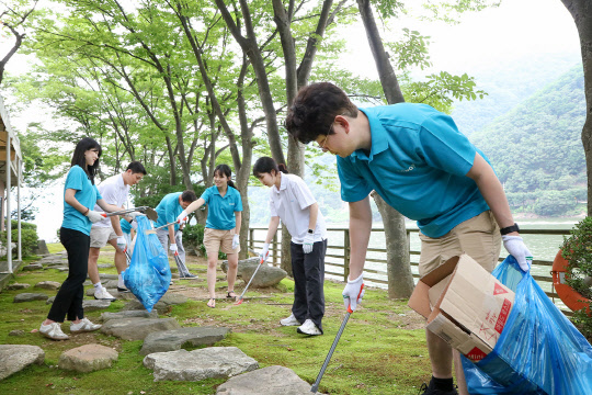 코웨이 임직원들이 달리거나 산책을 하면서 쓰레기를 줍는 플로깅 캠페인에 참여하고 있다. <코웨이 제공>